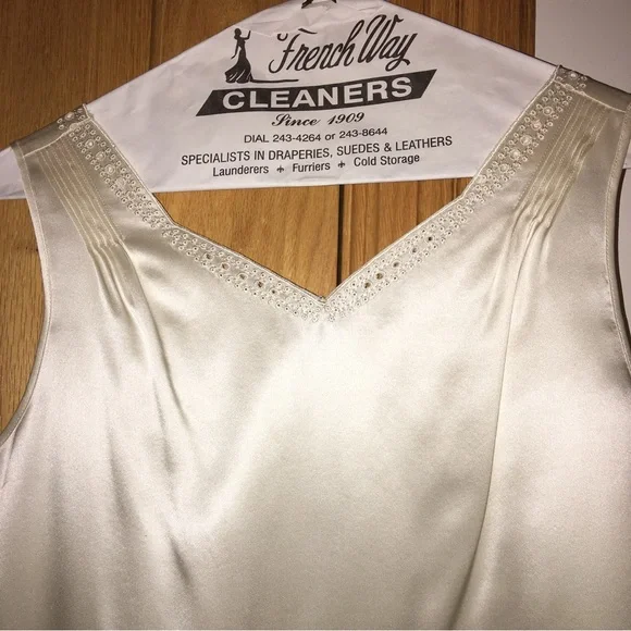 Sleeveless light summer blouse camisole embroidered neckline 100% silk - Picture 4 of 7